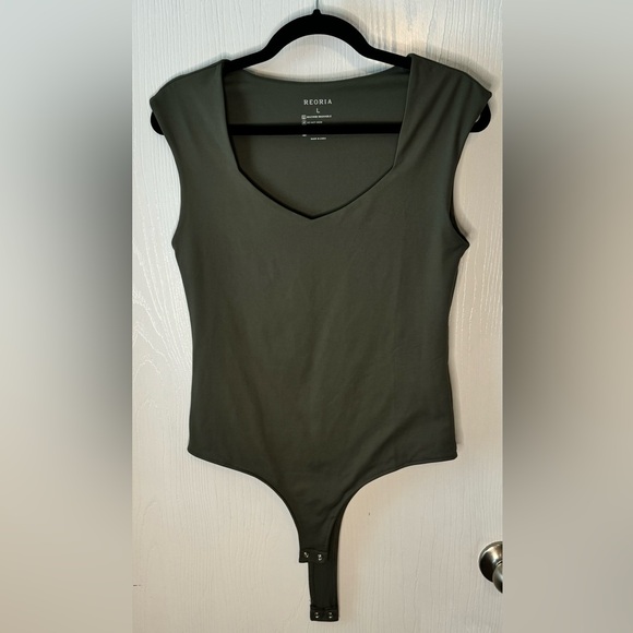 REORIA Women's Sexy Casual V Neck Double Lined Sleeveless Going Out Bodysuit - Picture 3 of 4